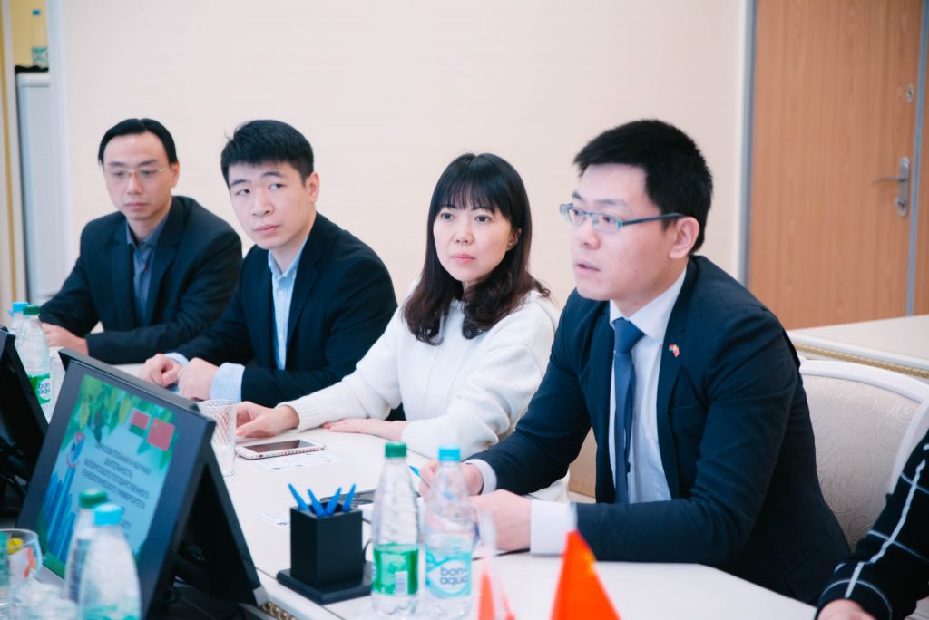 Выучить китайский станет проще: в БГТУ встретили делегацию из "Поднебесной"