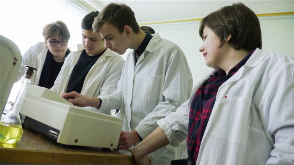 БГТУ продолжает показывать учащимся средней школы № 101 г. Минска возможности аналитической химии в технологии бумаги и картона